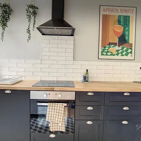 2 Bedrooms - Perfect For A Getaway Apartment *